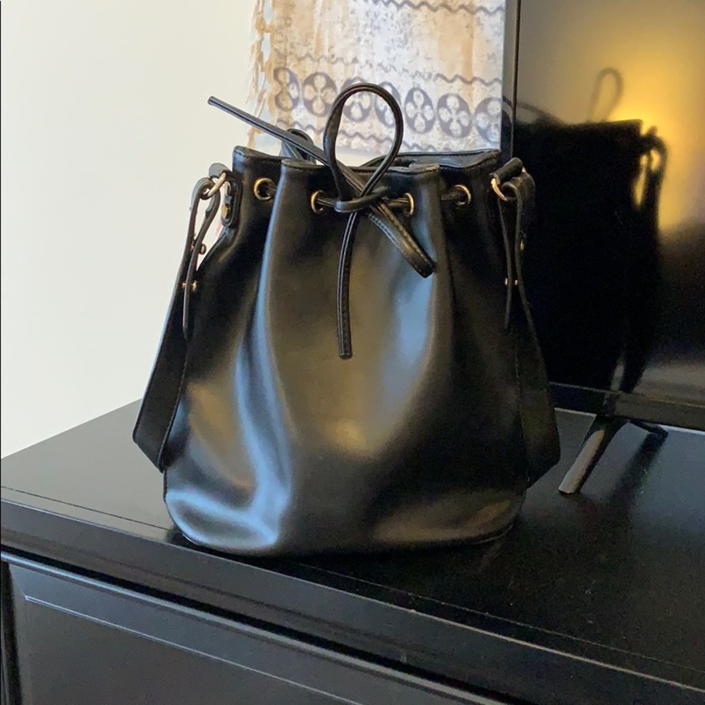 black bucket purse